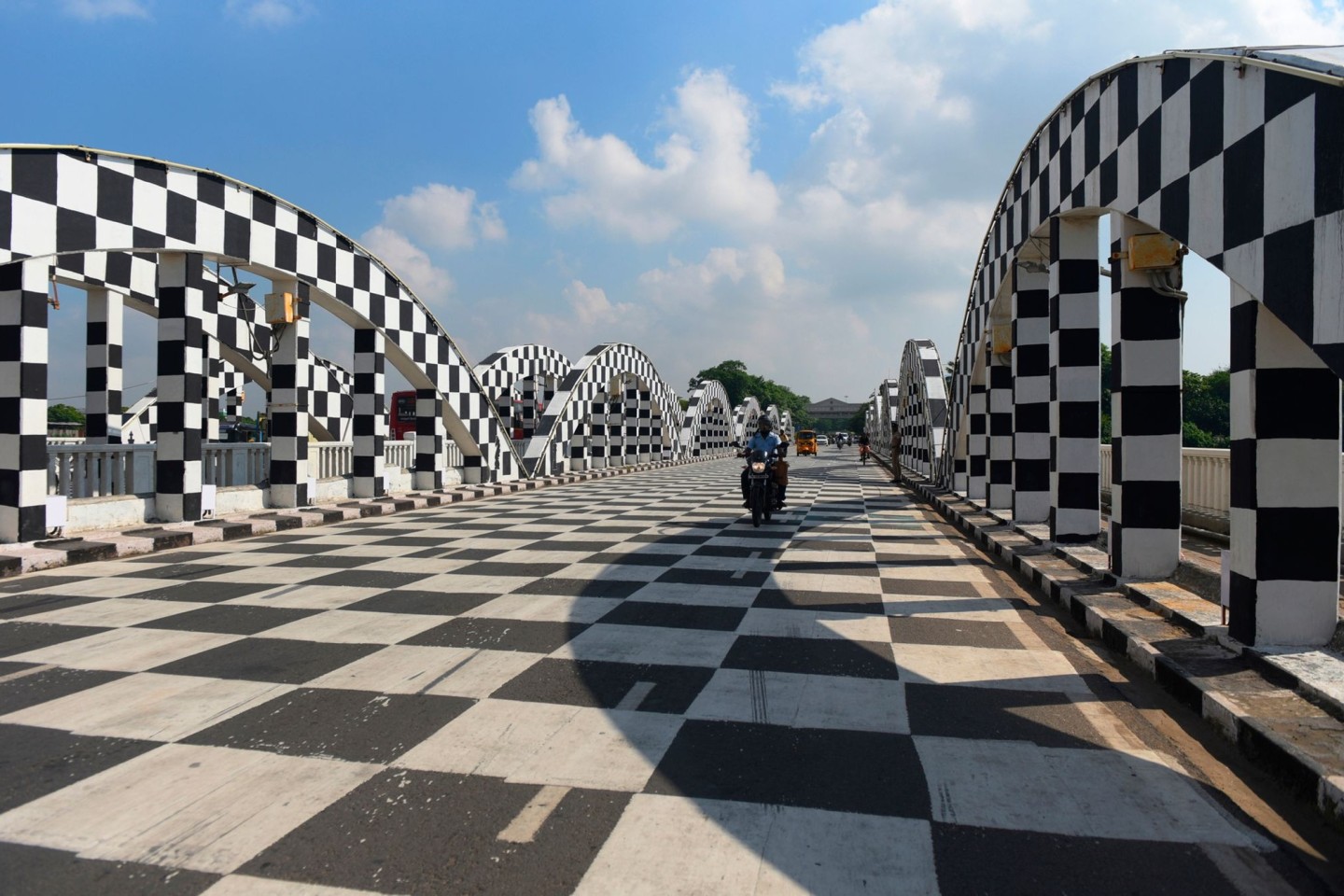 Die Napier-Brücke wurde zum Schachbrett umgestaltet.