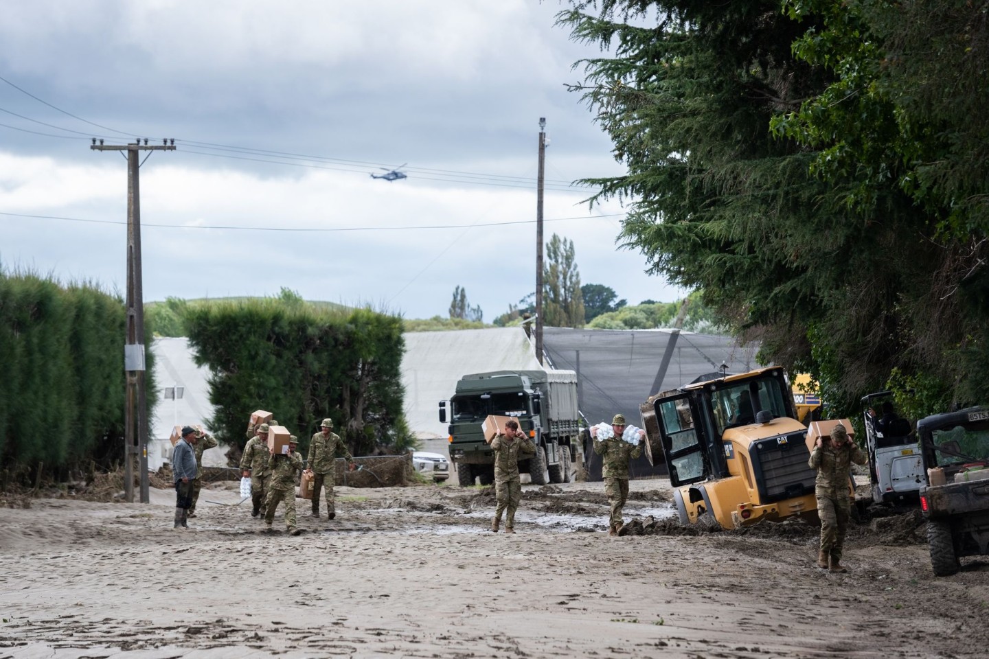 Soldaten der neuseeländischen Streitkräfte bringen Vorräte zum Moteo Marae in der Nähe von Puketapu am Ufer des Tutaekuri-Flusses.