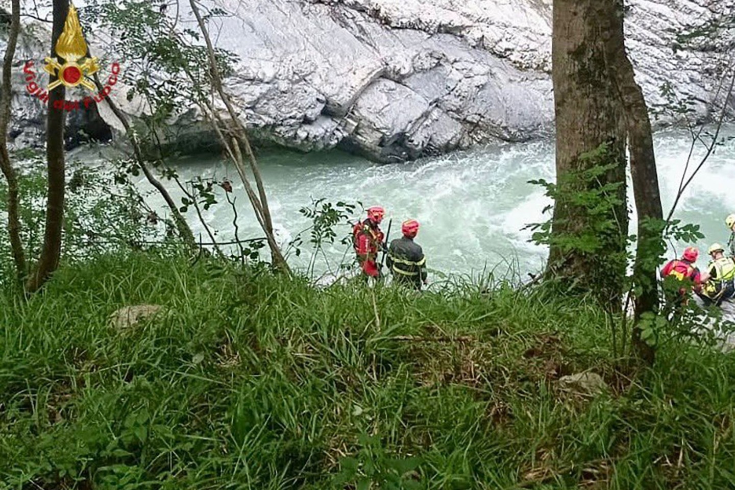 Einsatzkräfte der Feuerwehr und der Bergrettung haben die Teenagerin tot geborgen.