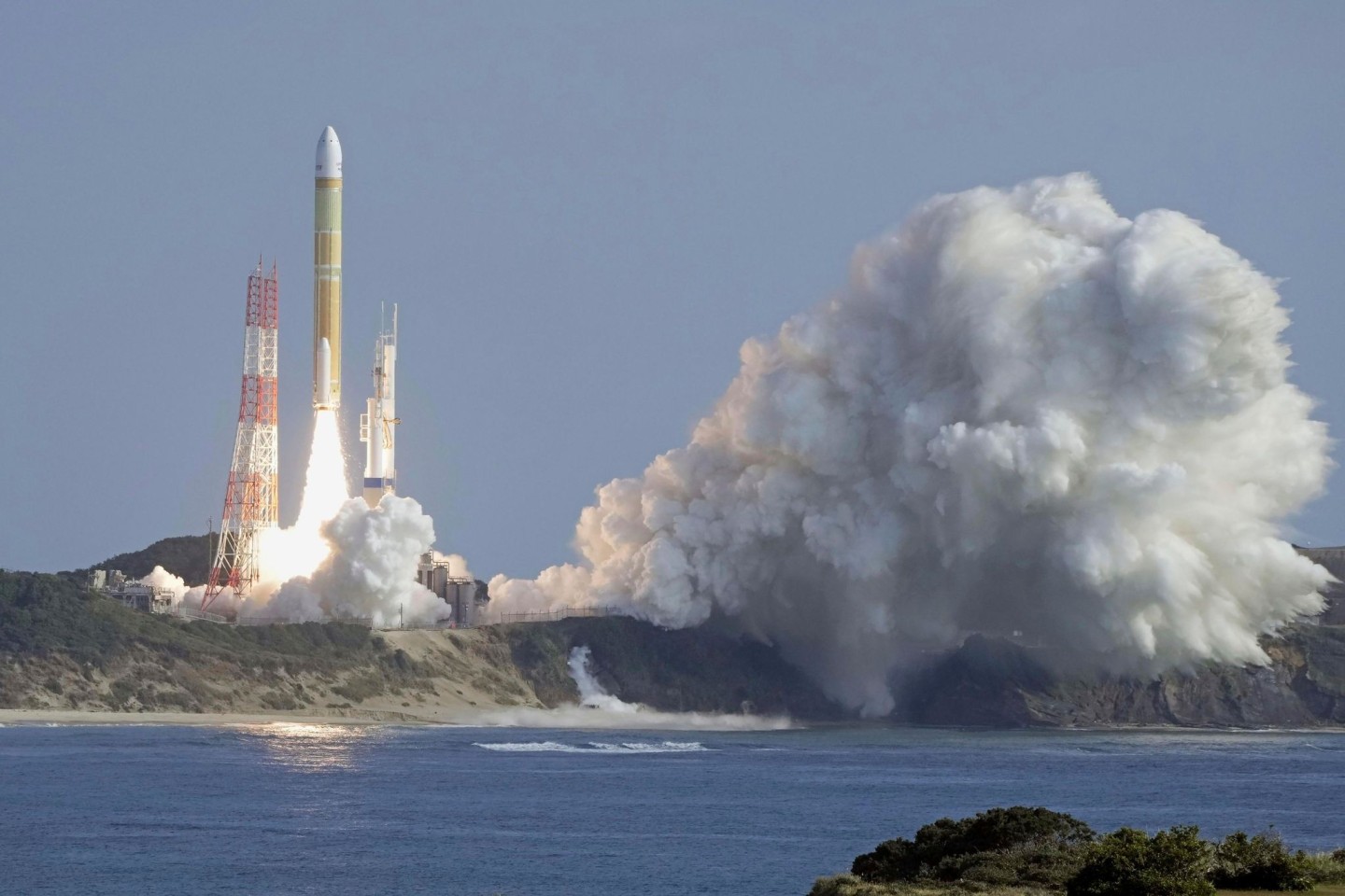 Eine H3-Rakete hebt vom Tanegashima Space Center in Kagoshima in Südjapan ab.