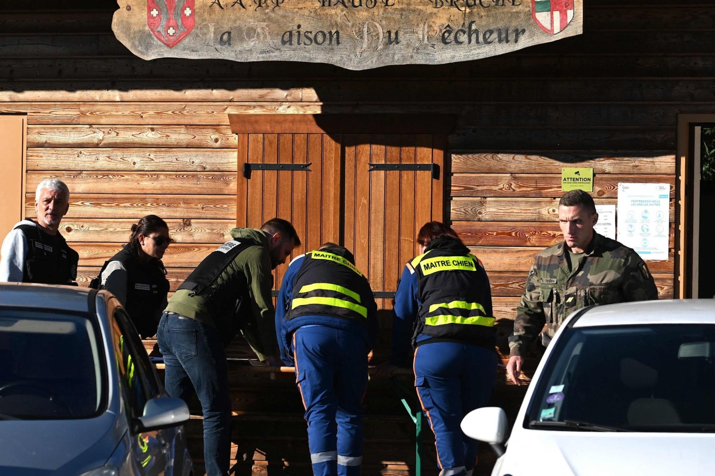 Französische Gendarmen und Mitglieder des Zivilschutzes beteiligen sich an der Suche nach dem 15-jährigen Mädchen, das auf dem Weg von ihrem Haus zum Bahnhof von Saint-Blaise-la-Roche ver...