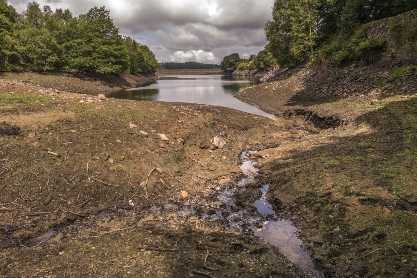 Niedriger Wasserstand im Holme Styes Stausee in Yorkshire.