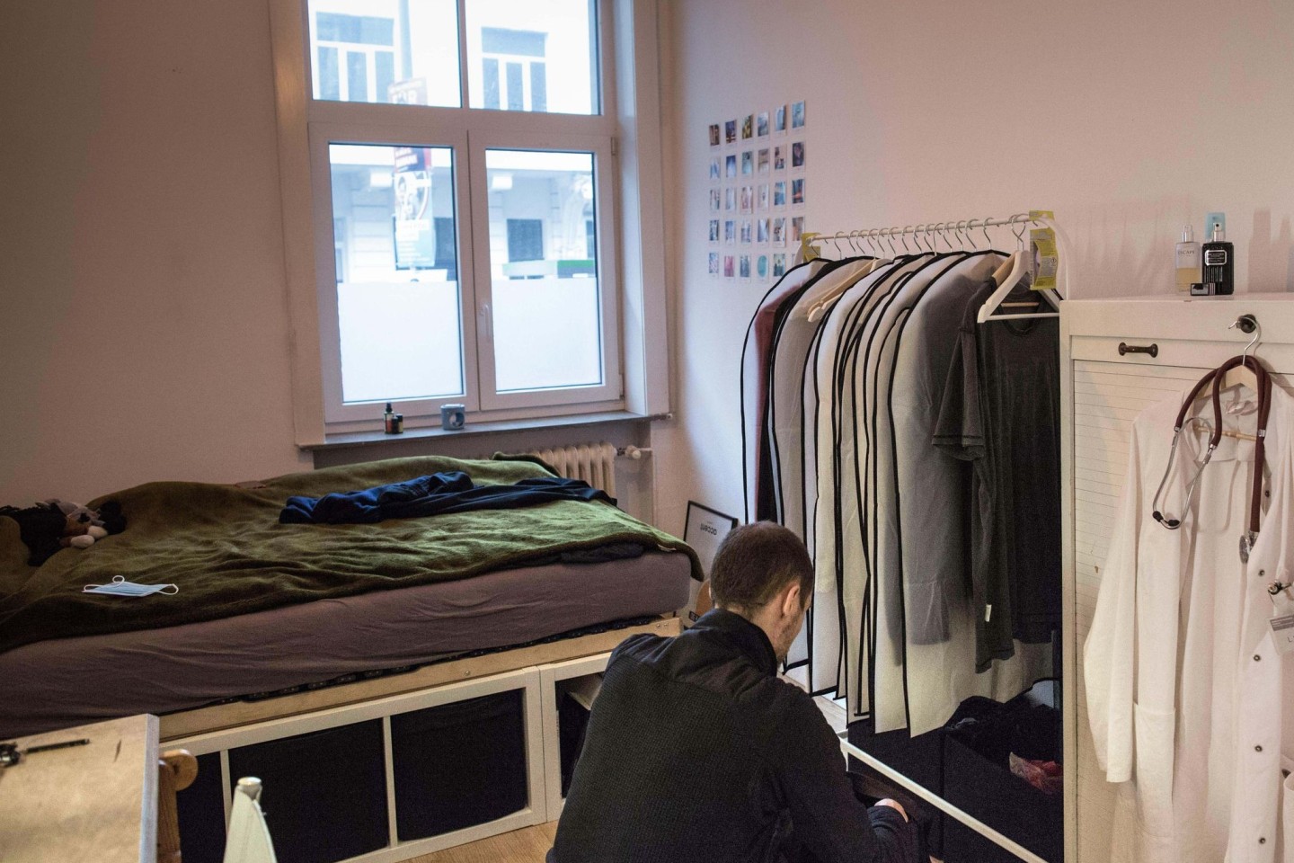 Student in seinem WG-Zimmer in Hannover. Junge Leute erlassen etwas früher das Elternhaus als noch vor zehn Jahren.