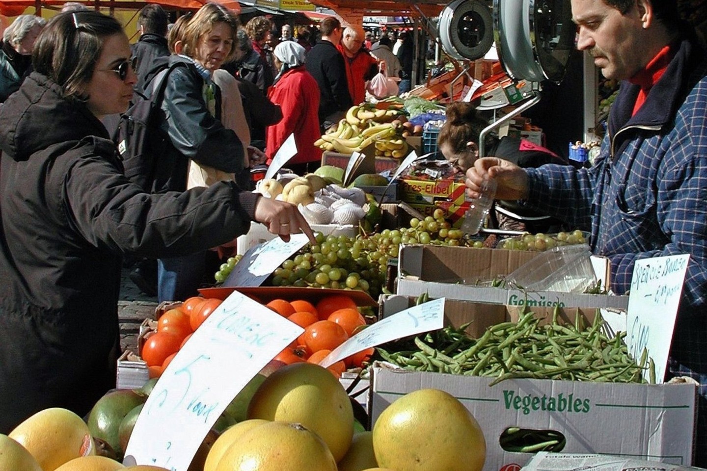 Wochenmarkt in Groningen: Junge Niederländer klagen laut einer Umfrage darüber, dass sie dicker werden, weil Familien zunehmend das Geld für gesundes Essen fehlt.