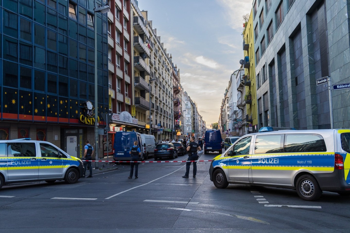 Polizisten vor einer Absperrung während eines Einsatzes im Bahnhofsviertel in Frankfurt am Main.