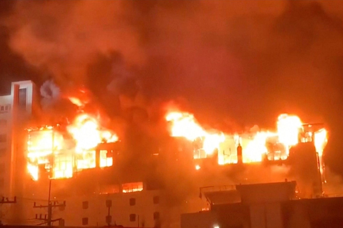 Das Feuer ist offenbar im ersten Stockwerk ausgebrochen und hat sich dann rasch ausgebreitet.