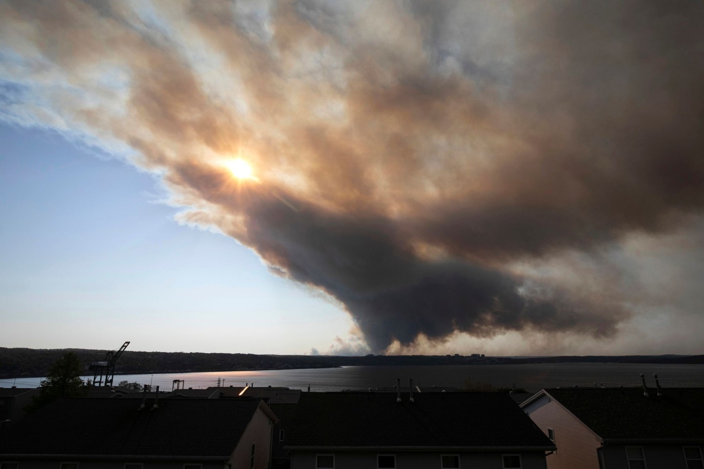 Rauchschwaden steigen über der kanadischen Provinz Nova Scotia auf.