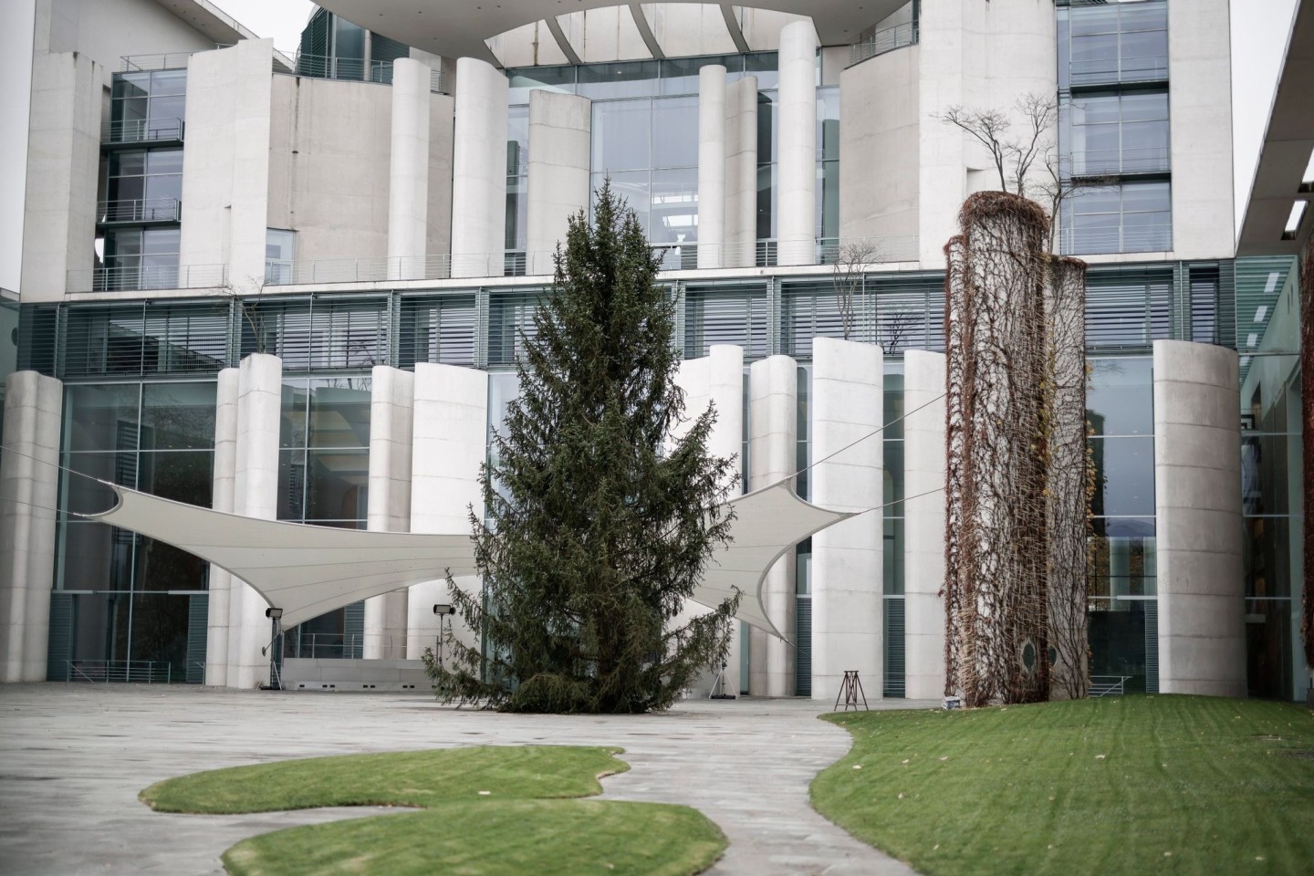 Eine Tanne schmückt zur Weihnachtszeit das Bundeskanzleramt in Berlin.