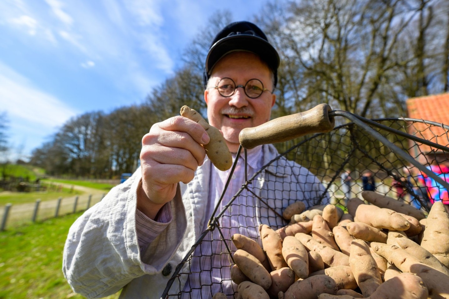 Torsten Riebesel, Mitarbeiter im Freilichtmuseum am Kiekeberg, mit einem ganzen Korb voller «Angeliter Tannenzapfen».