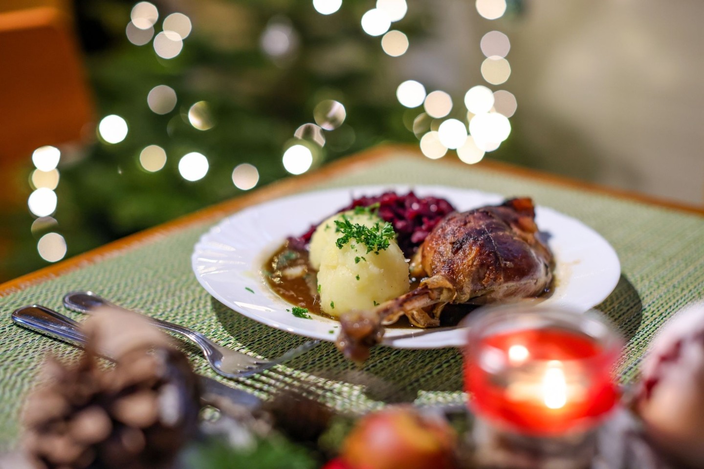 Eine Portion Gänsekeule mit Rotkraut und Klößen: Die Weihnachtszeit ist für viele Menschen ein Fest der Pfunde.