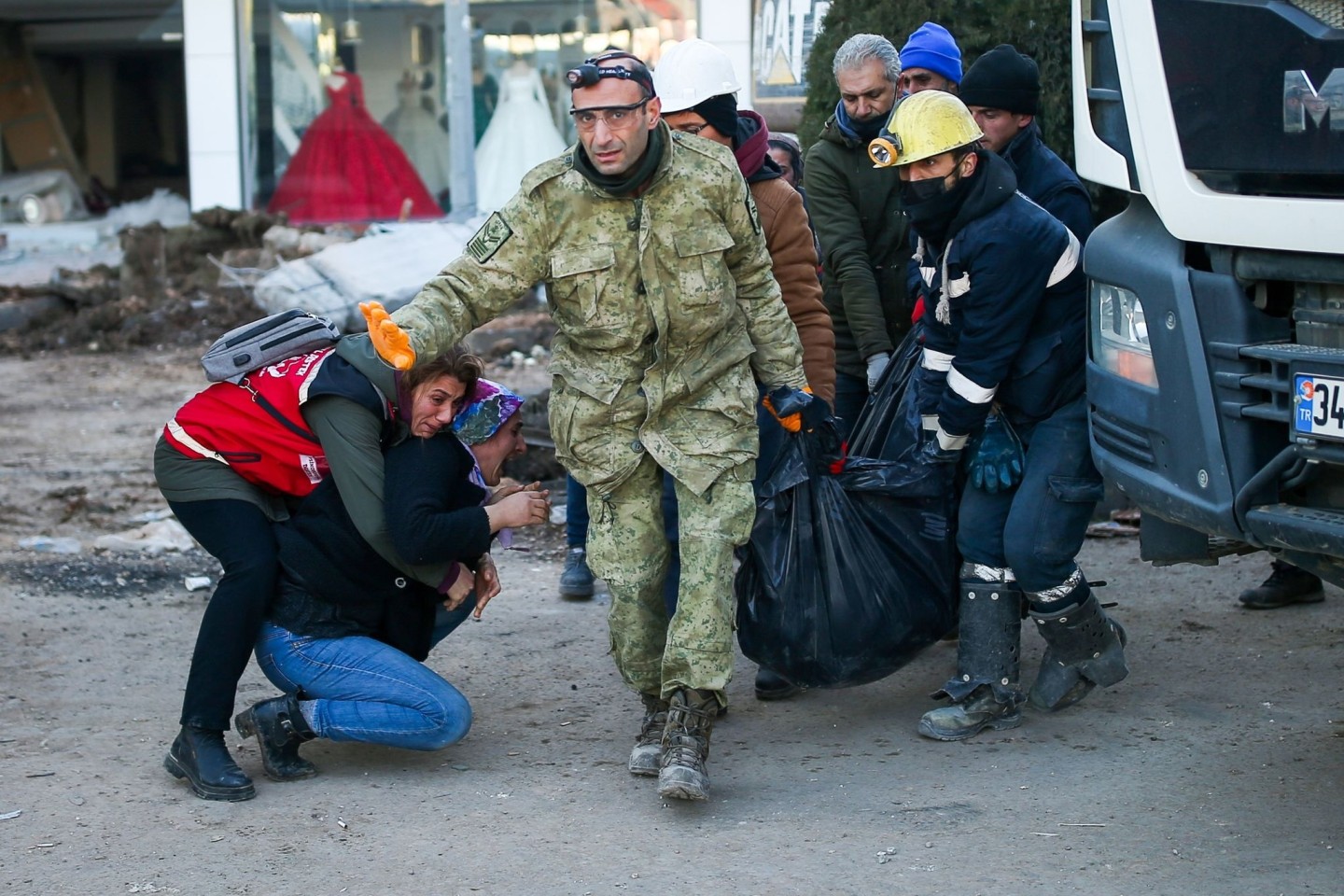 Eine Frau bricht zusammen, als Rettungskräfte in Adiyaman eine Leiche bergen.