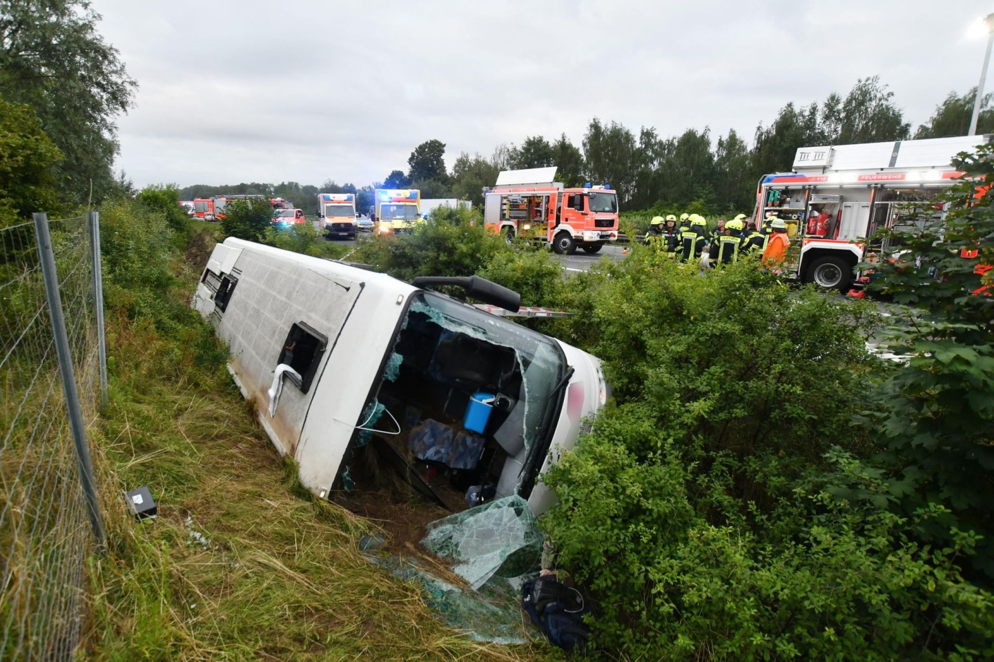 Einsatzkräfte arbeiten am Samstagmorgen an der Unfallstelle bei Peine.