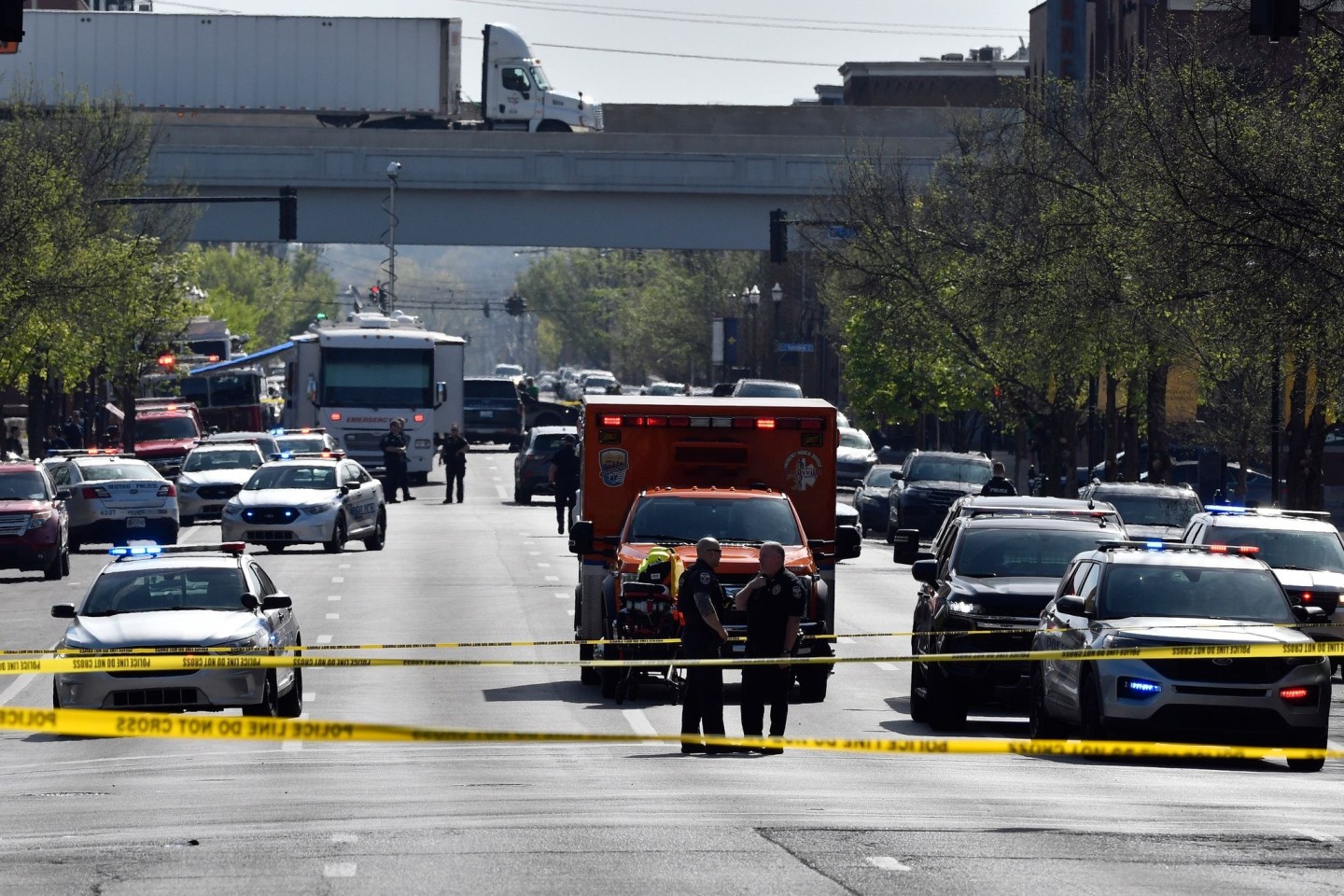 Polizisten der Stadt Louisville stehen vor dem Gebäude der Old National Bank.