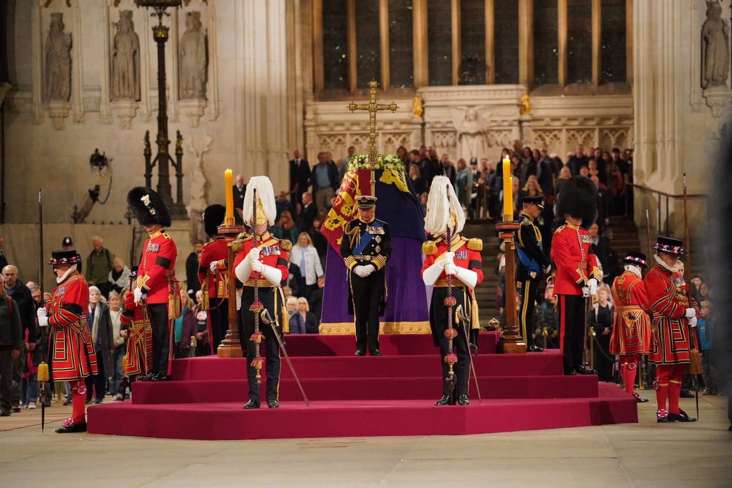 König Charles III. (M) und Edward (r), Graf von Wessex, am Sarg ihrer Mutter, Königin Elizabeth II..