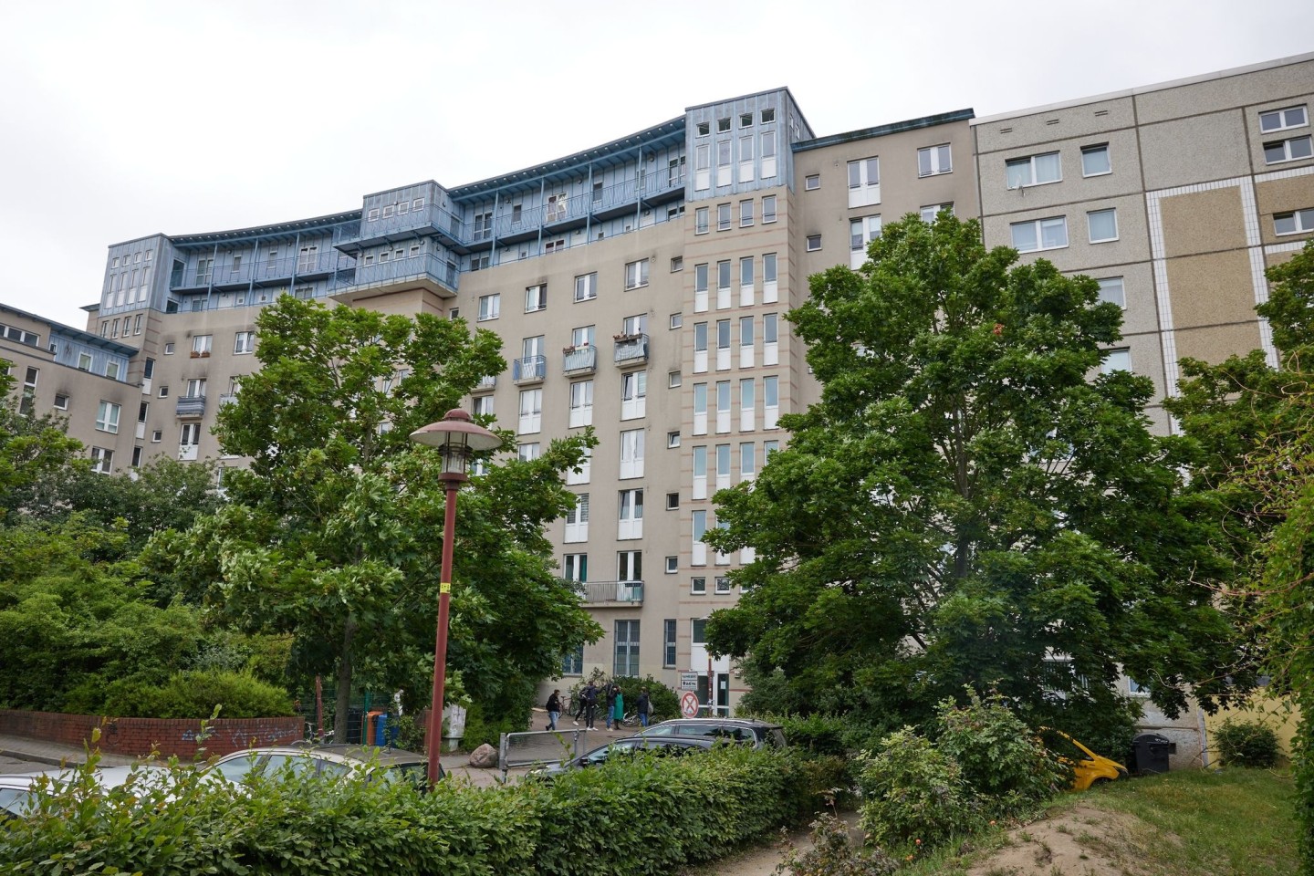 Ein schwer verletztes kleines Mädchen ist in einer Katzenbox im Berliner Bezirk Treptow-Köpenick vor dem Mietshaus gefunden worden.