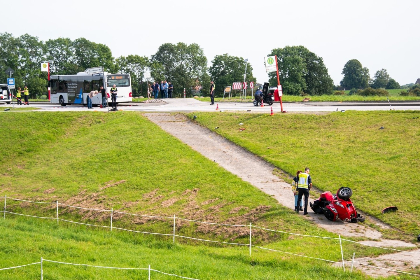 Beim Zusammenstoß des Quad-Trikes mit zwei Fußgängern sind ein Junge ums Leben gekommen und drei weitere Personen schwer verletzt worden.