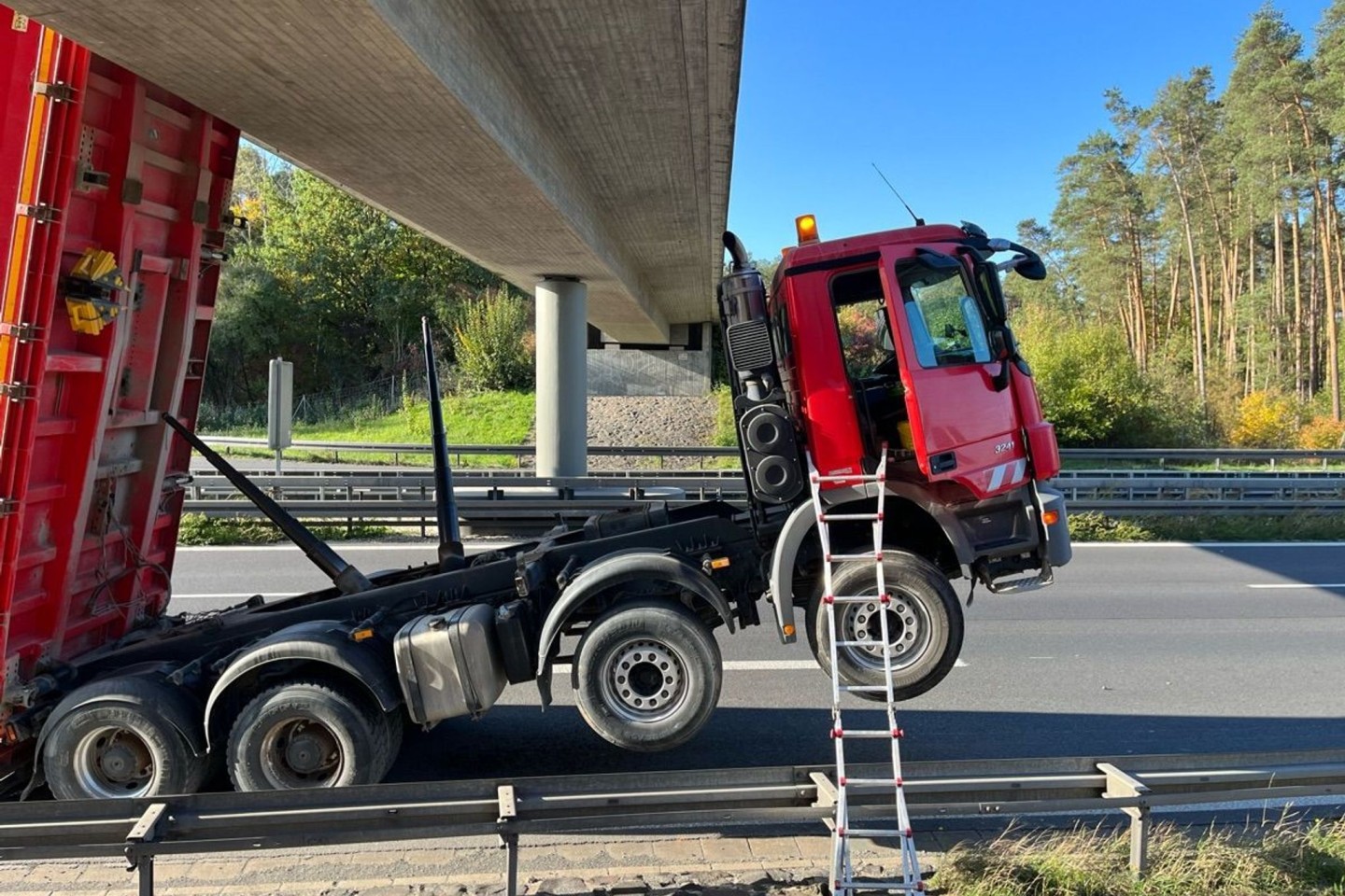 Der Laster auf der A 73 bei Strullendorf (Landkreis Bamberg) mit ausgefahrener Ladefläche.