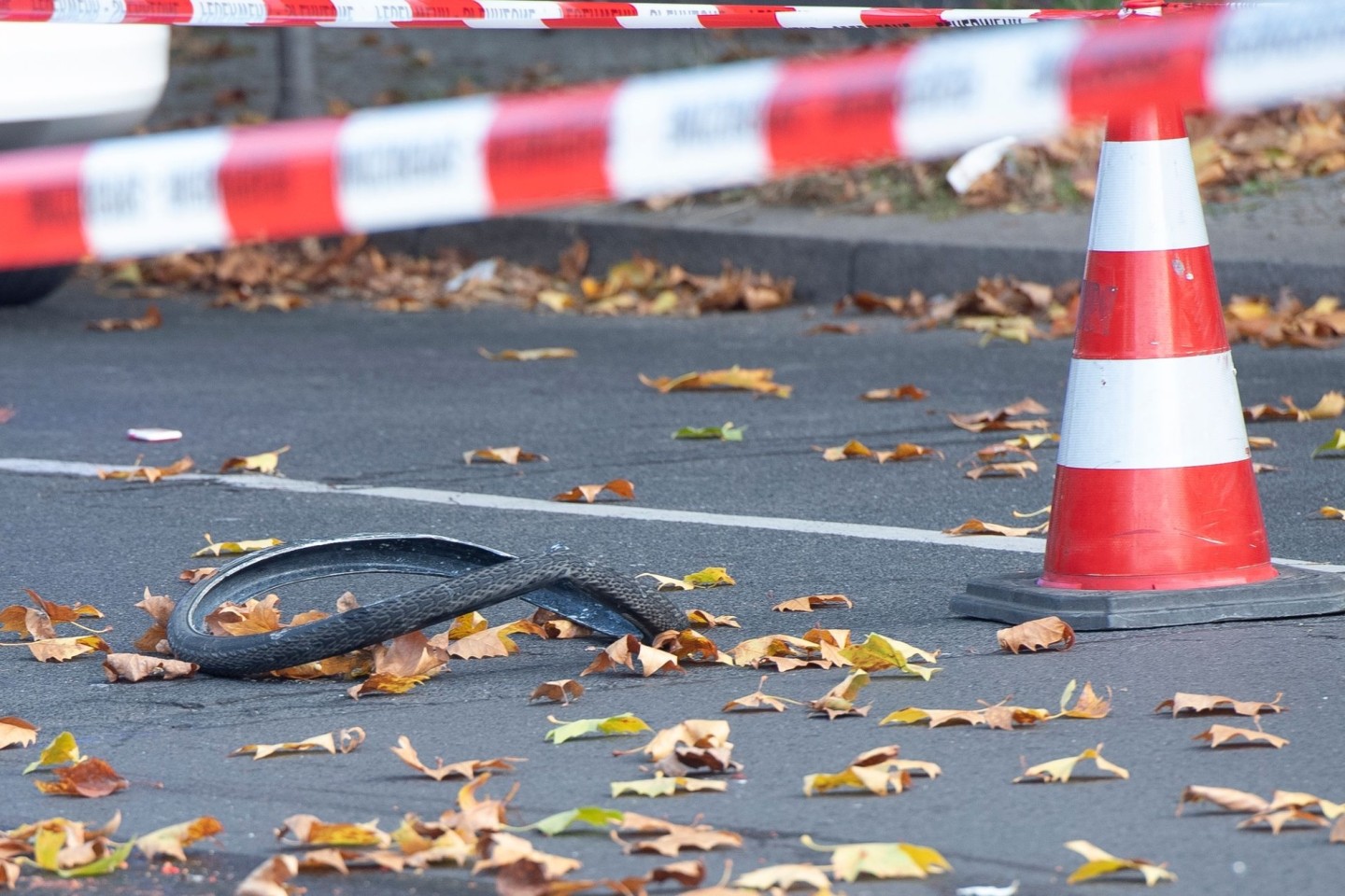 Nach dem Unfall in Berlin mussten sowohl die Radfahrerin als auch der LKW-Fahrer im Krankenhaus versorgt werden.