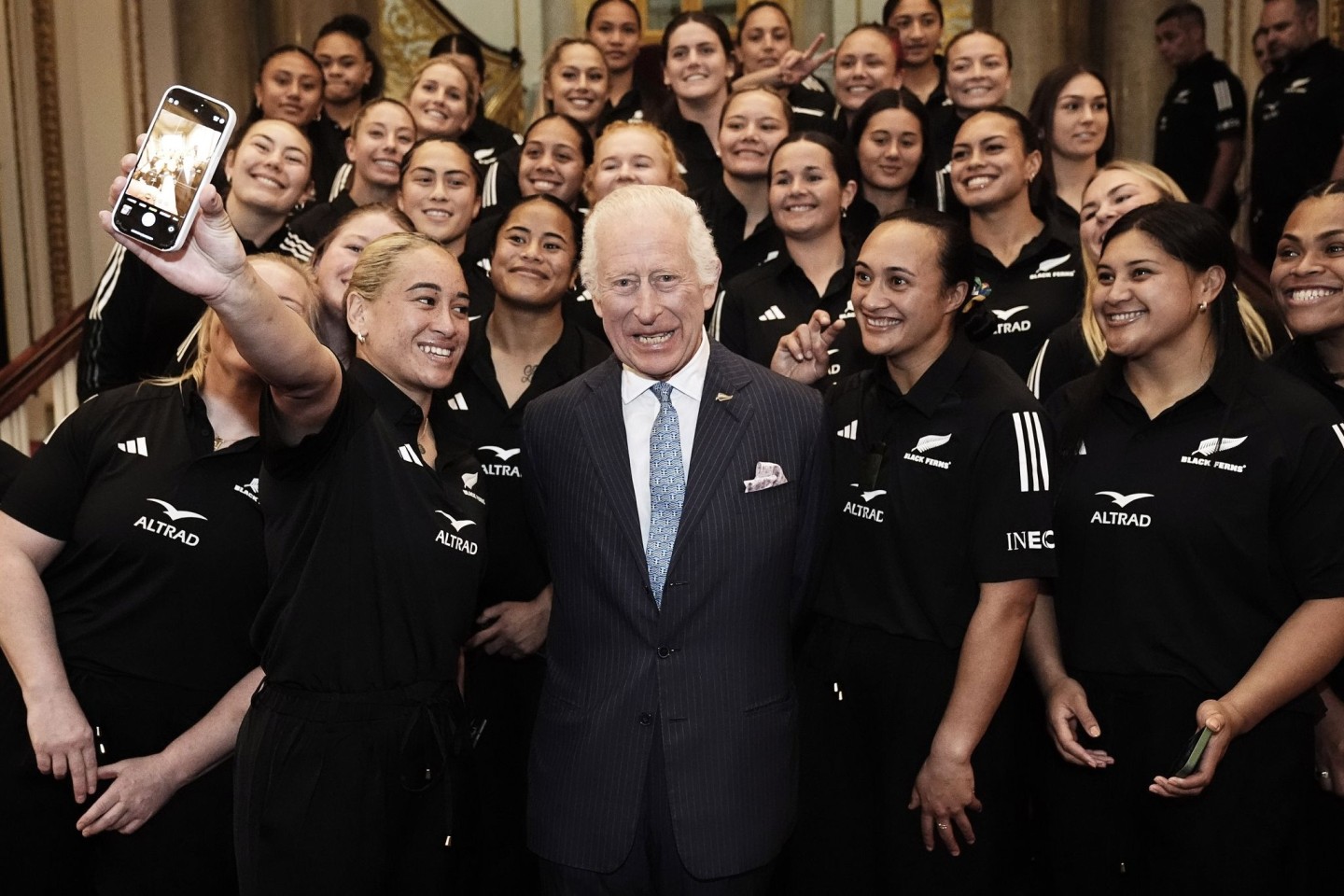 Umringt von Rugbyspielerinnen: König Charles III.