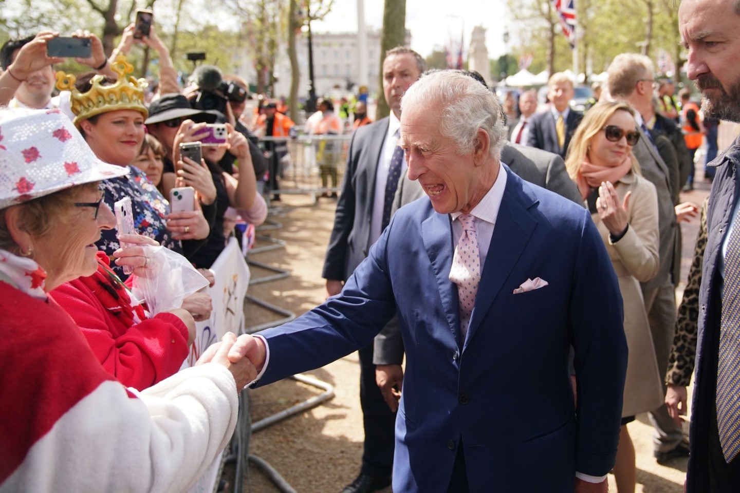 König Charles III. am Tag vor seiner Krönung vor dem Buckingham Palast.