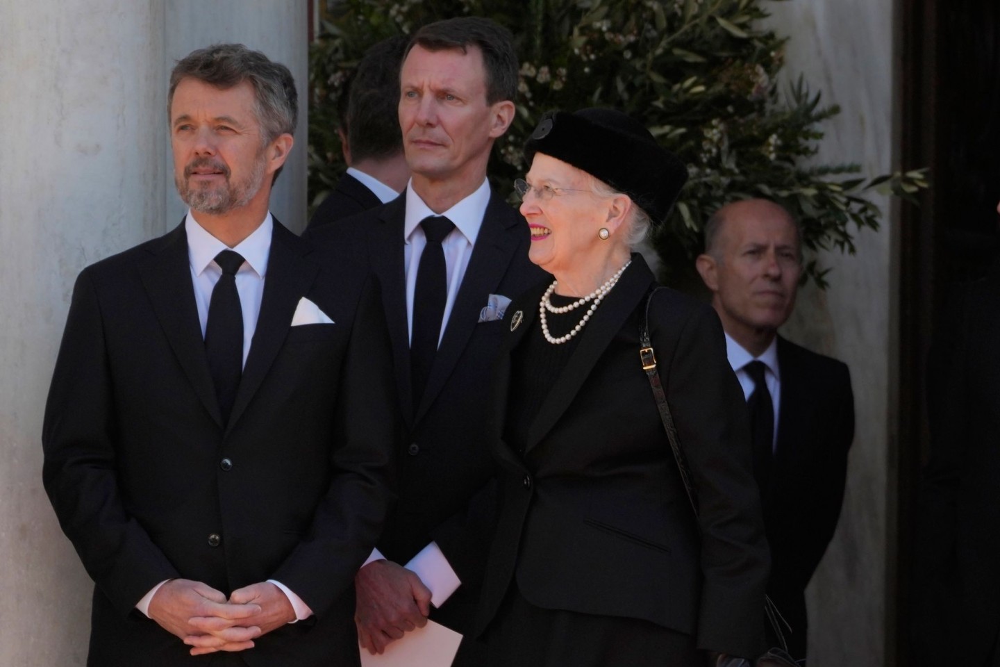 Kronprinz Frederik (l) soll den Thron von Königin Margrethe II. erben.