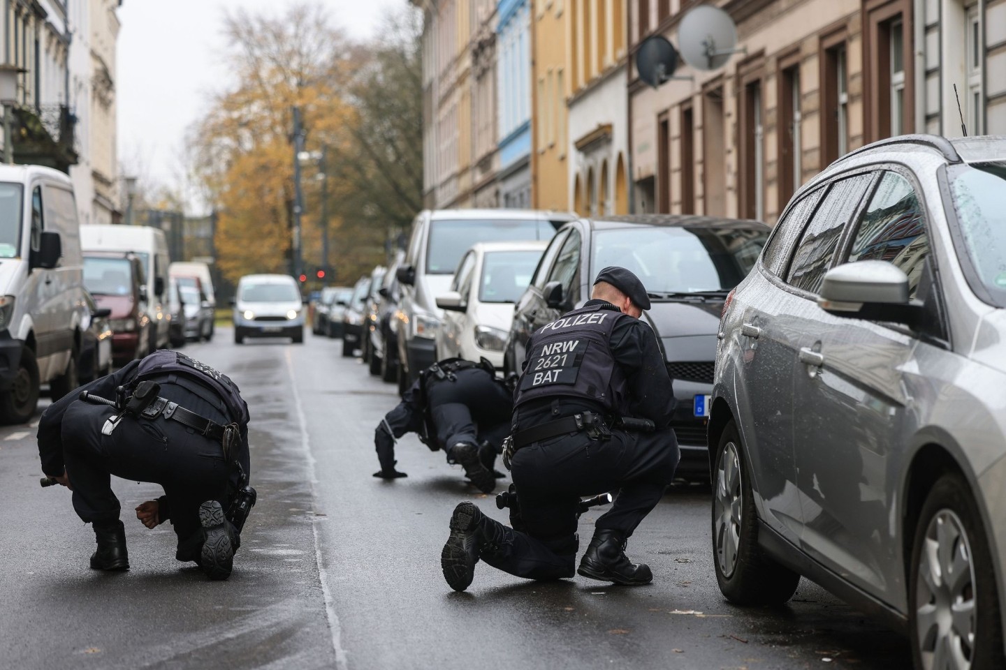 Polizisten suchen in der Nähe des Tatortes in Krefeld nach Spuren.