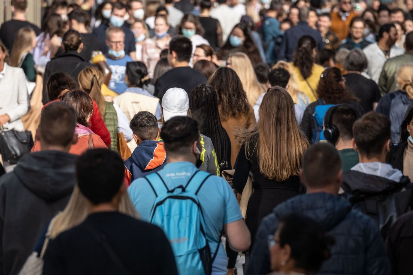 Menschen im Westen Deutschlands sind im Schnitt etwas glücklicher als Menschen im Osten.