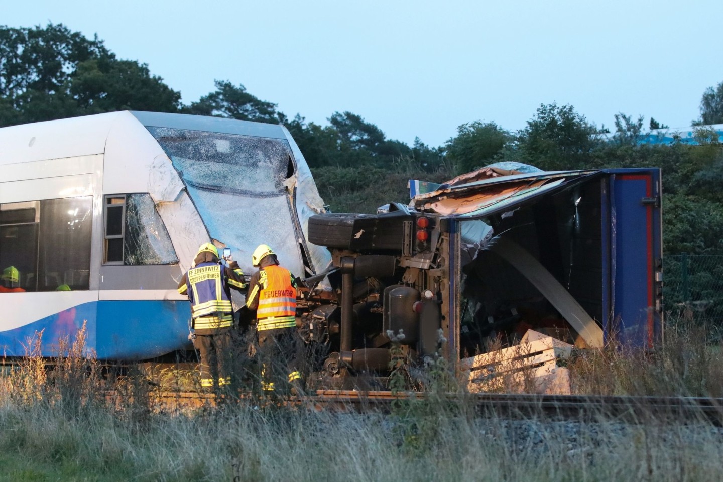 Bei einem Zusammenstoß von Zug und LKW auf der Insel Usedom gab es mehrere Verletzte.