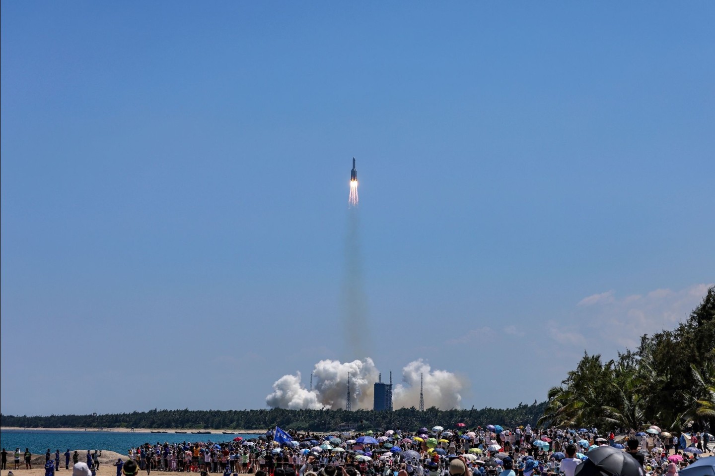 Die Trägerrakete Langer Marsch 5B Y3 beim Start am Wochenende mit dem Labormodul «Wentian» vom Wenchang Space Launch Center ab.