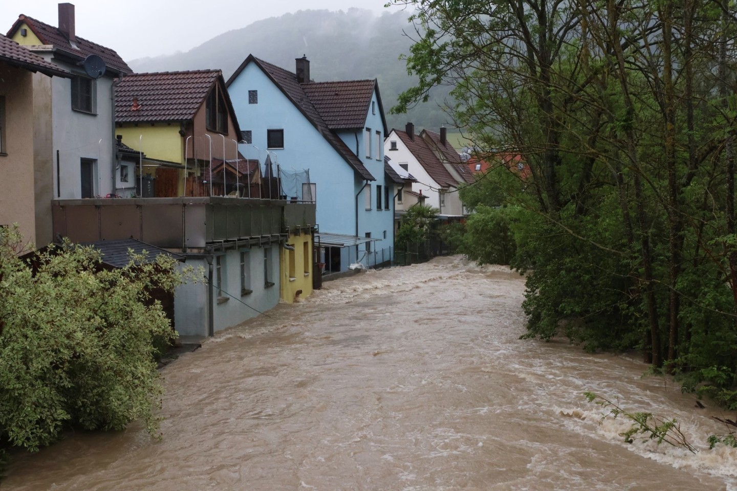 Starke Regenfälle haben in der Ortschaft Hausen bei Bad Ditzenbach im Landkreis Göppingen die Fils über die Ufer treten lassen.