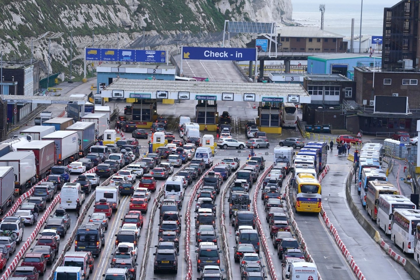 Fahrzeuge stauen sich im Hafen von Dover in Kent zu Beginn der Osterferien.