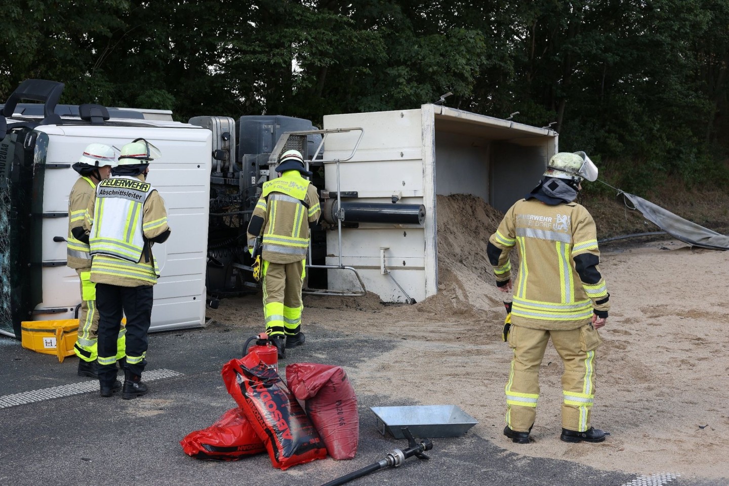 Ein LKW, der mit Sand beladen war, liegt nach einem Unfall auf der Autobahn 46 auf der Seite.