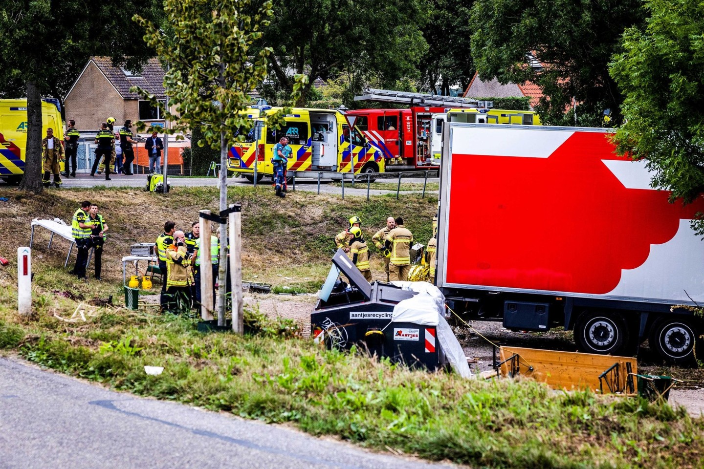 Rettungskräfte am Unfallort: Zehn Krankenwagen und ein Hubschrauber sind im Einsatz.