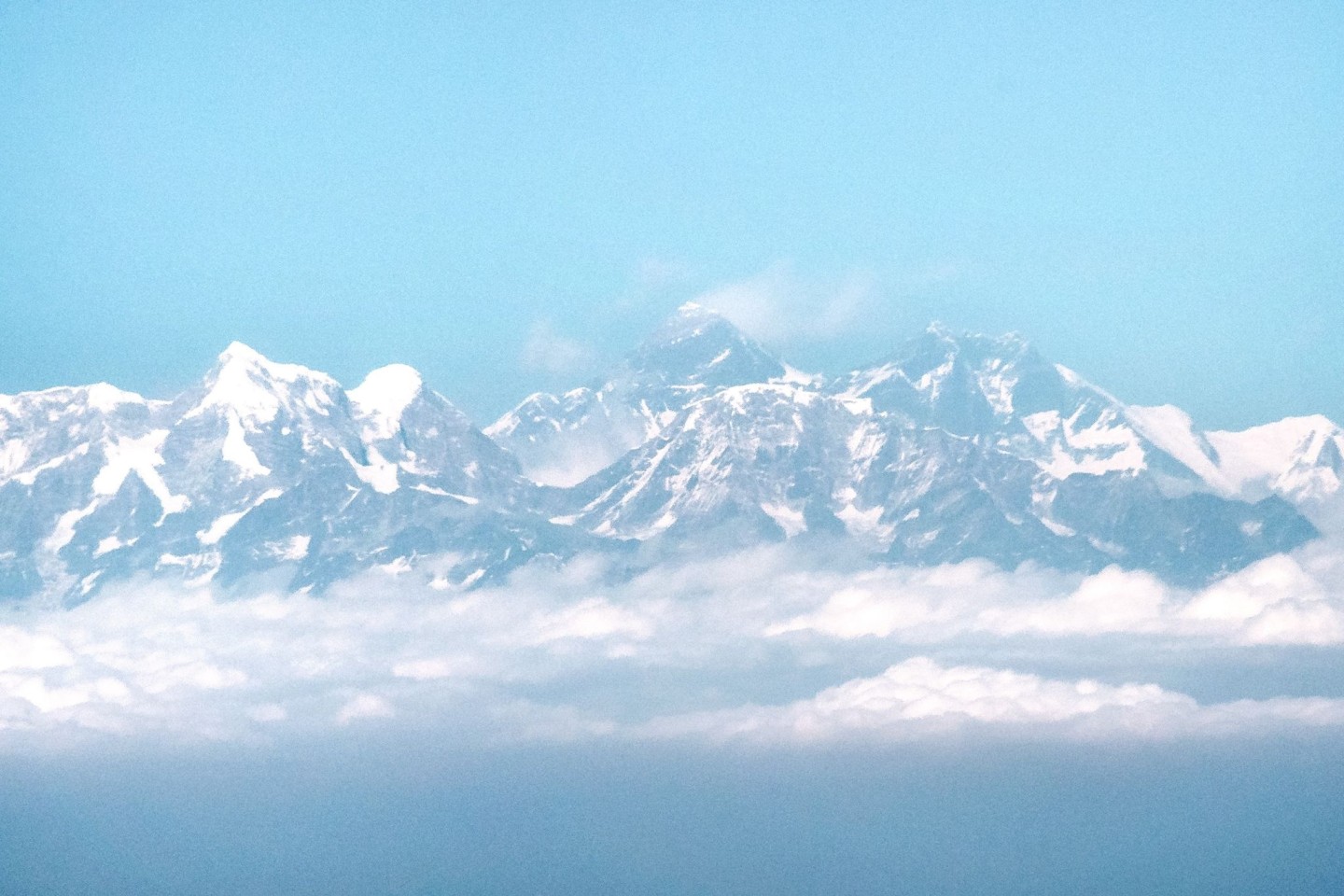 Blick aus dem Flugzeug auf das Himalaya-Gebirge mit dem Mount Everest.