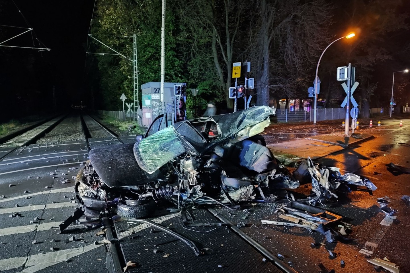 Der Unfallort auf einem Bahnübergang. In dem Fahreug befanden sich keine Menschen, wie die Feuerwehr mitteilte. Auch der ICE sei stark beschädigt worden, sagte ein Polizeisprecher.