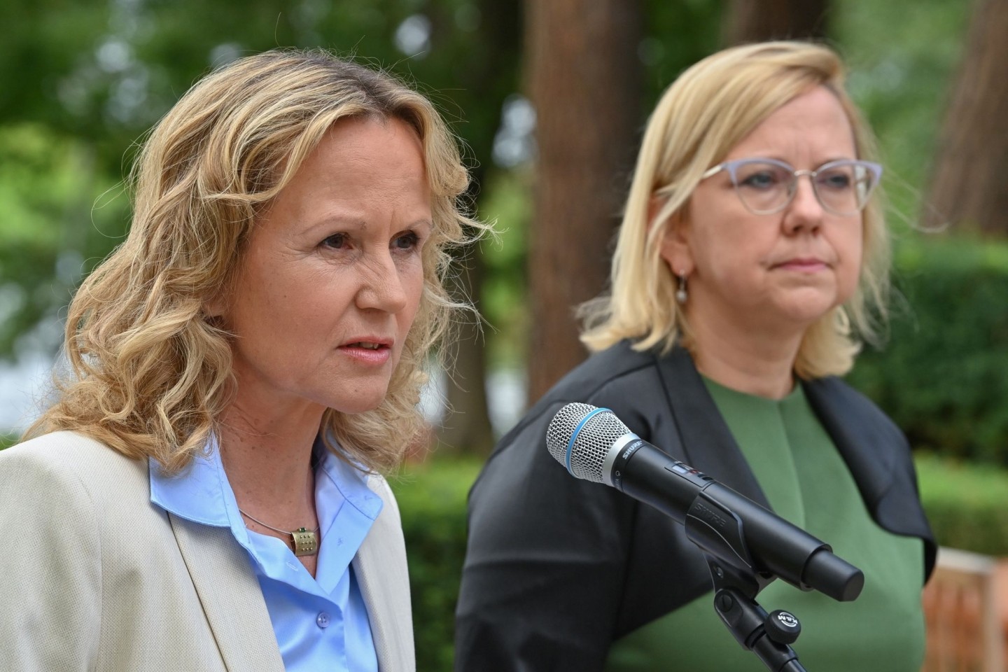 Bundesumweltministerin Steffi Lemke (l) und ihre polnische Amtskollegin Anna Moskwa in Bad Saarow.