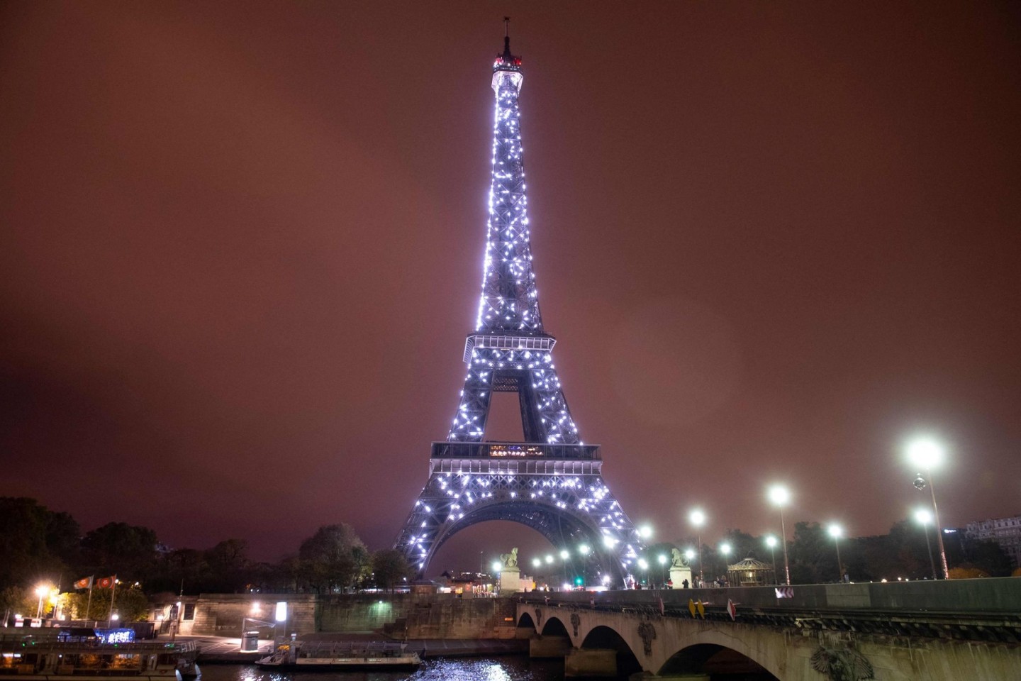 Bislang leuchtete der Eiffelturm in Paris bis tief in die Nacht, aber künftig gehen die Lichter wegen der Energiekrise bereits um 23.45 Uhr aus.