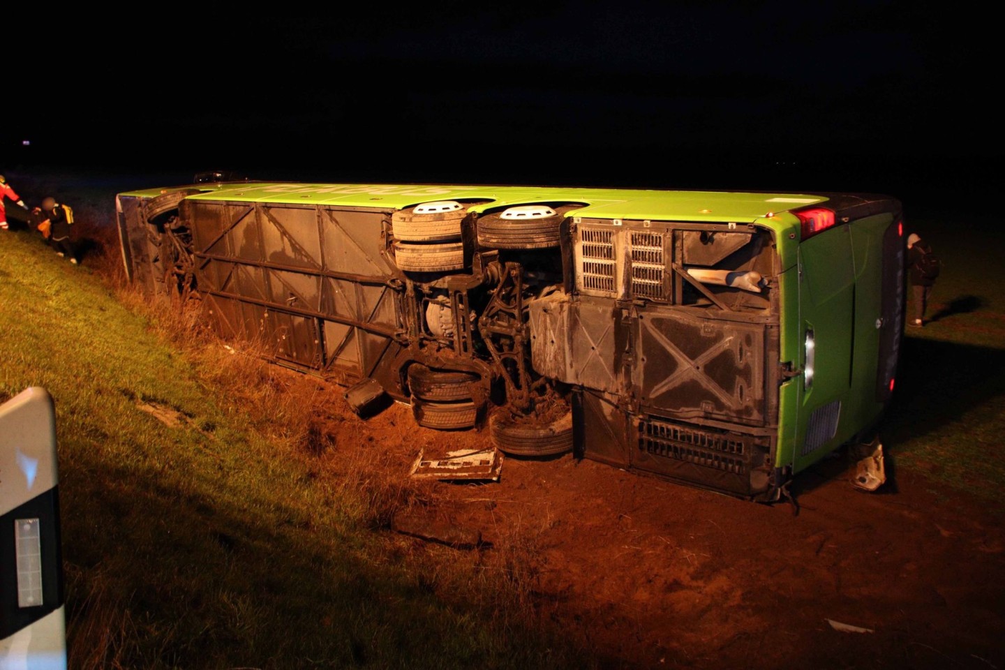 Bei dem Busunfall auf der A24 wurden mehrere Menschen verletzt.