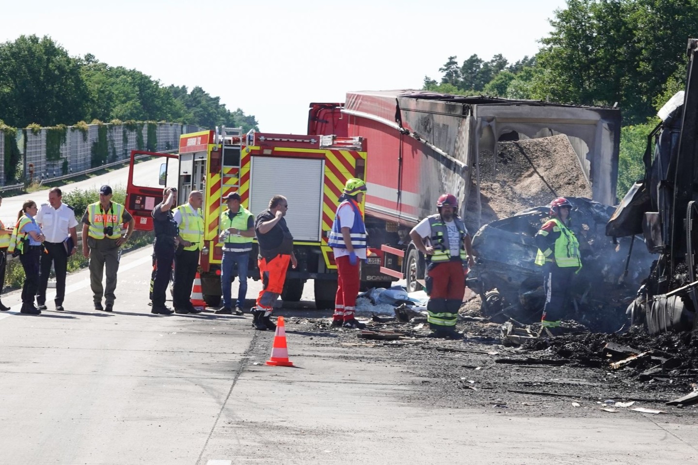 Bei dem Unfall auf der A2 bei Burg in Sachsen-Anhalt sind mehrere Menschen verletzt worden.