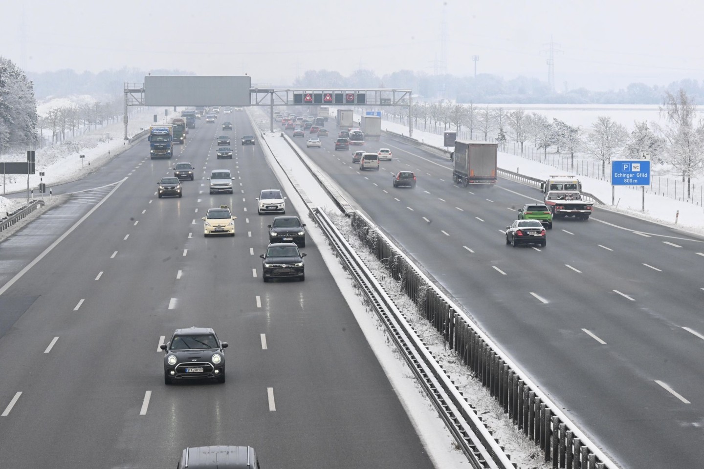 Autos fahren auf der A9. Ein Sattelschlepper hat auf der Autobahn Teppiche verloren. Sie blieben nicht lange auf der Straße liegen. (Symbolbild)