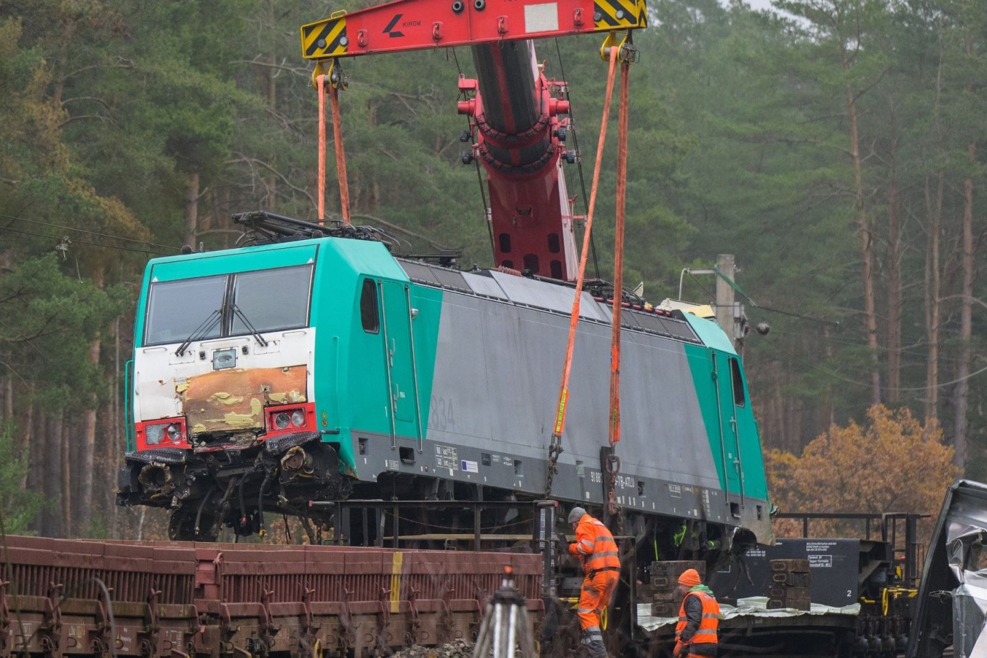 Bergungsarbeiten bei Leiferde: Die Unfall-Lok wird auf einen Waggon gehoben.