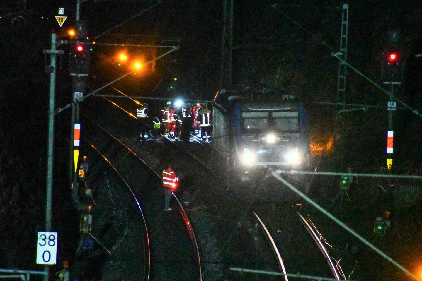 Rettungskräfte stehen nach dem Unfall auf der Bahnstrecke zwischen Nürnberg und Regensburg auf den Gleisen.