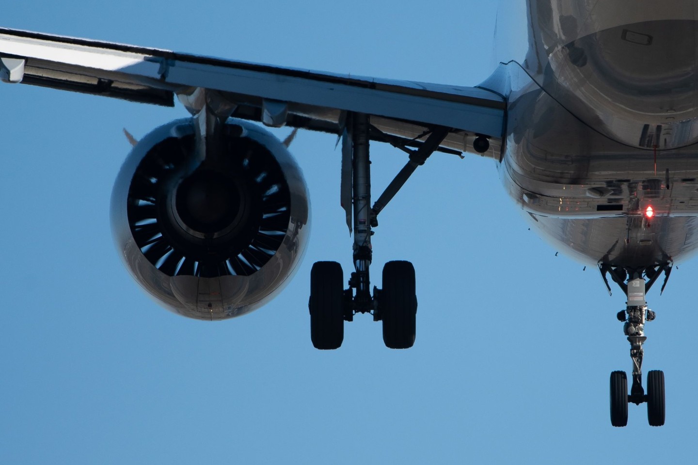 Ein Passagierflugzeug der Lufthansa befindet sich im Landeanflug auf den Flughafen Frankfurt.