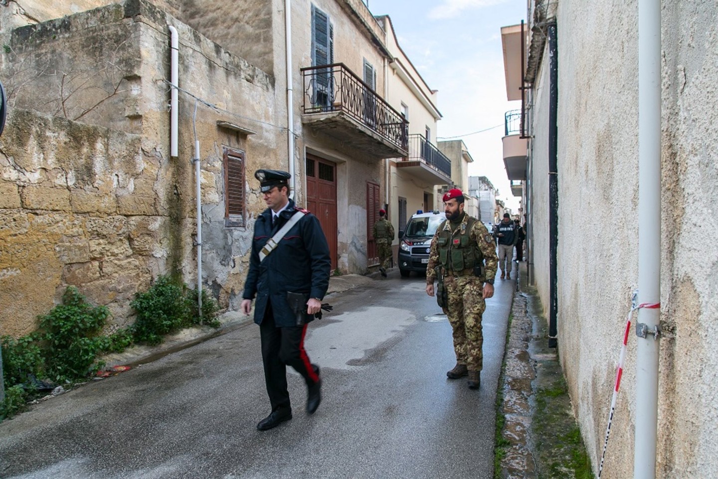 Die italienische Polizei und die Staatsanwaltschaft von Palermo haben weitere Verstecke des Cosa-Nostra-Kriminellen gefunden, in denen sich Wertgegenstände wie Schmuck und teure Klamotten b...