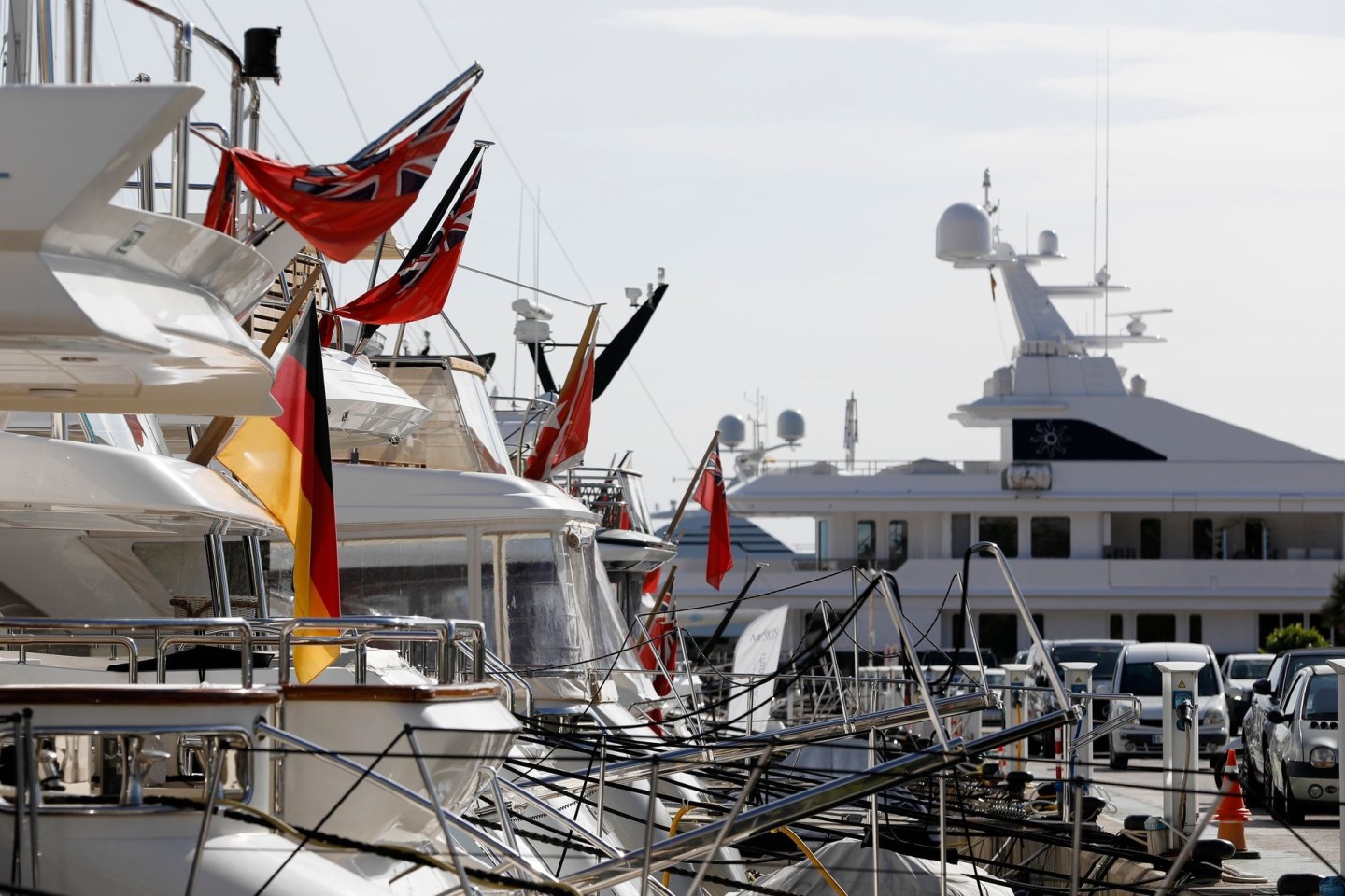 Eine Motorjacht unter deutscher Flagge ist nach Polizeiangaben in einen tödlichen Unfall auf See verwickelt. (Symbolbild)