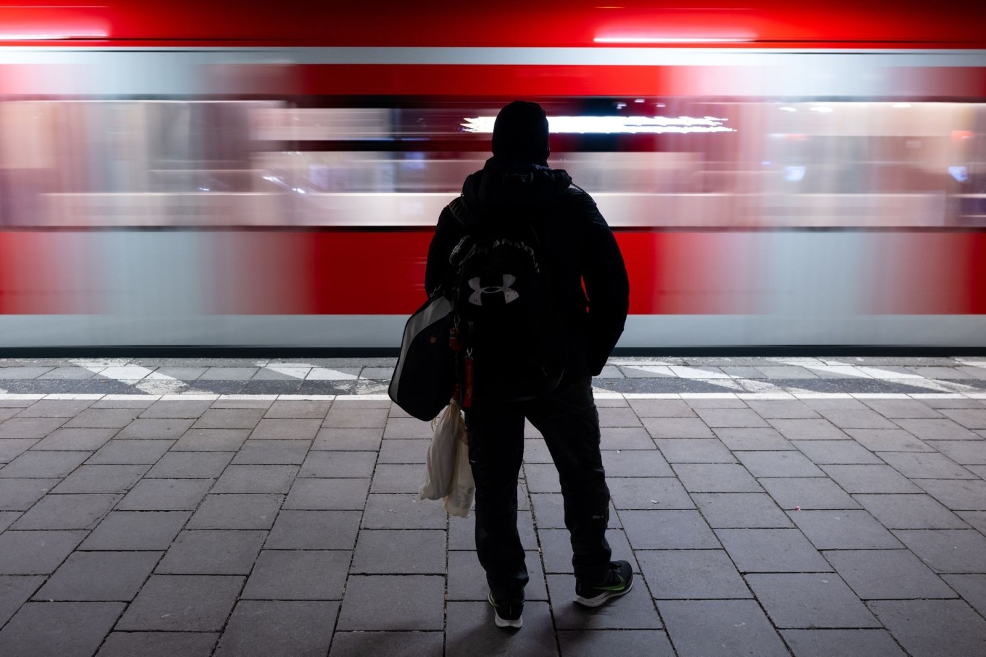 In München ist ein Mann in letzter Sekunde vor einer einfahrenden S-Bahn gerettet worden.