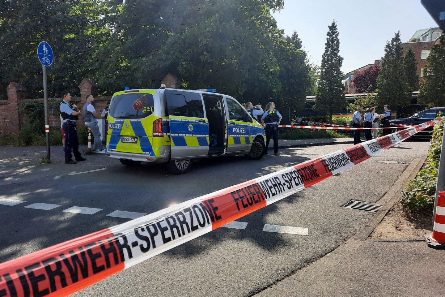 Die Polizei steht an einem abgesperrten Bereich in Köln-Mülheim.