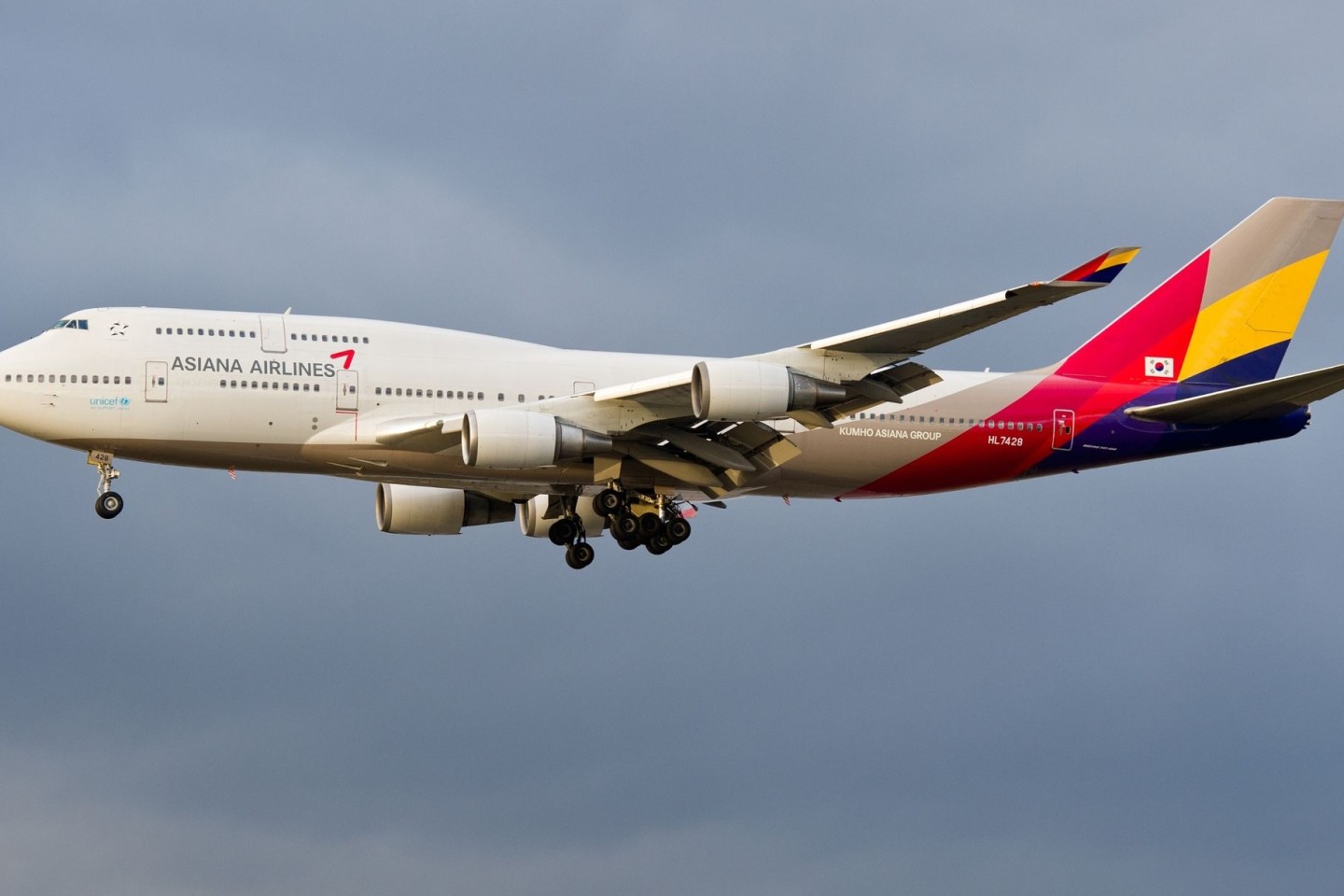 Eine Boeing 747-400 der südkoreanischen Fluggesellschaft Asiana Airlines im Landeanflug. (Symbolbild)