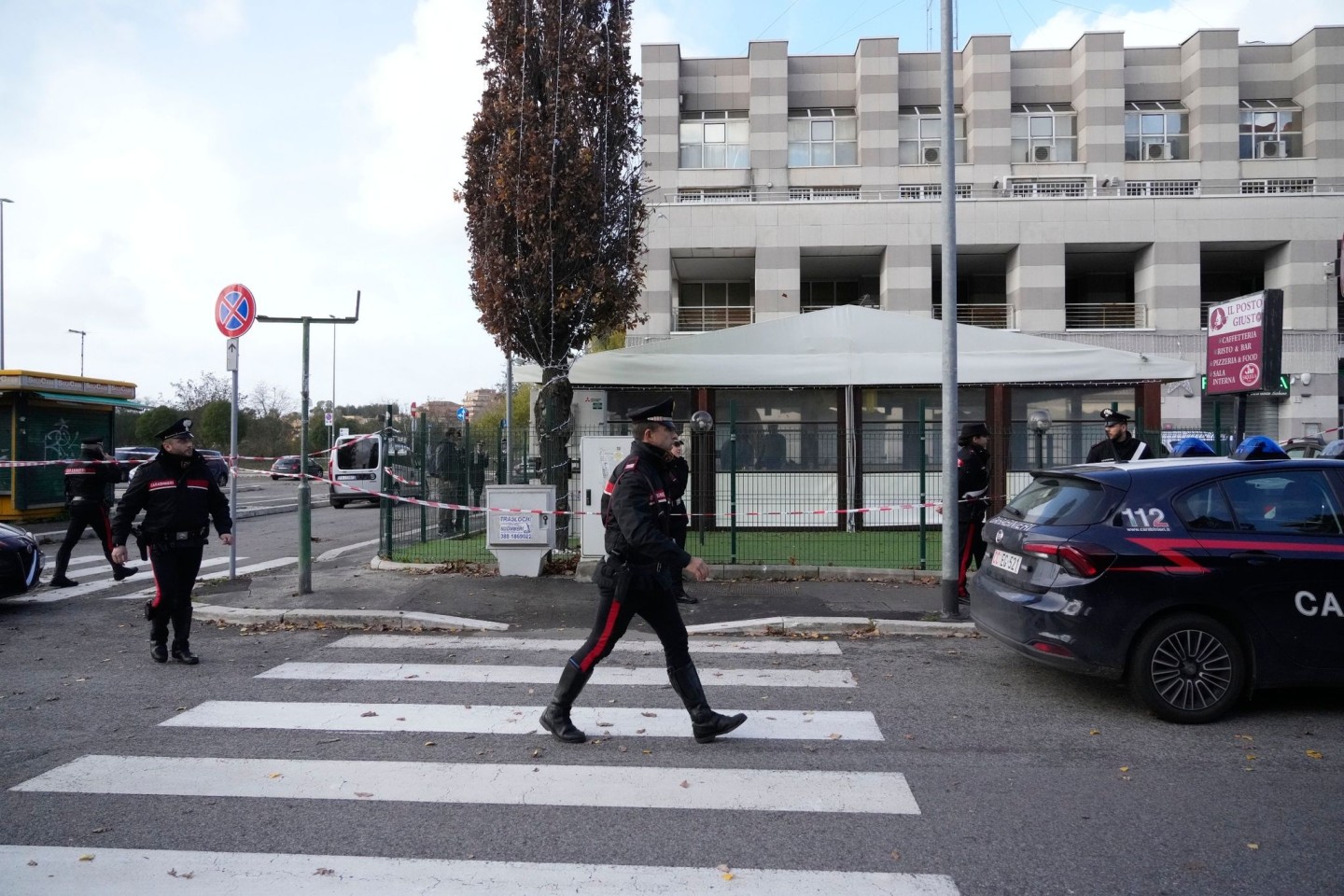 Italienische Carabinieri patrouillieren in Rom vor einer Bar, in der mehrere Menschen starben.