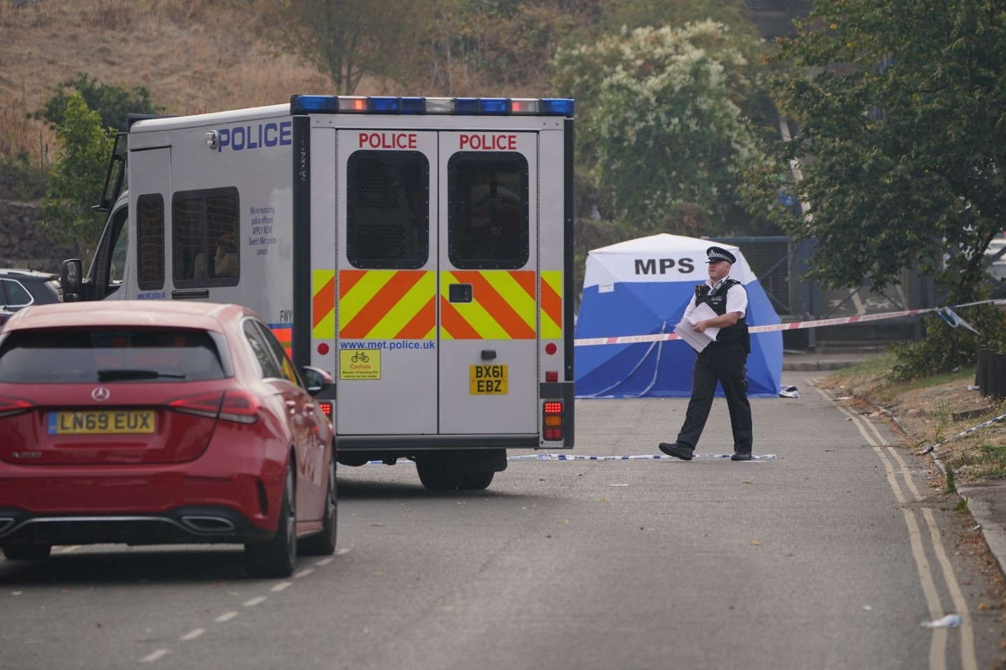 Ein Polizeizelt am Tatort im Westen von London.